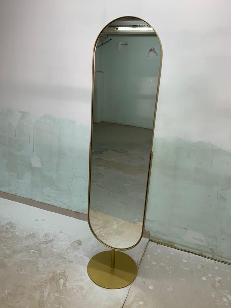 Напольное зеркало в золотой раме